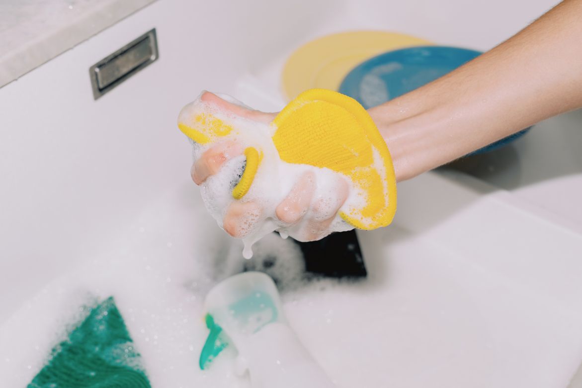 How to clean a kitchen sink