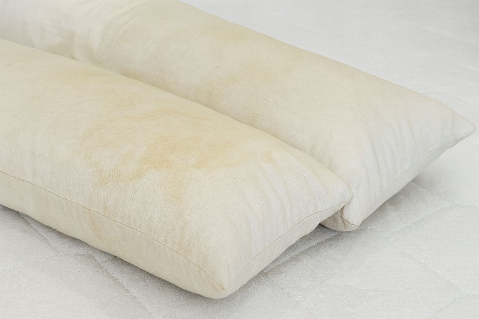 How to clean and fluff pillows